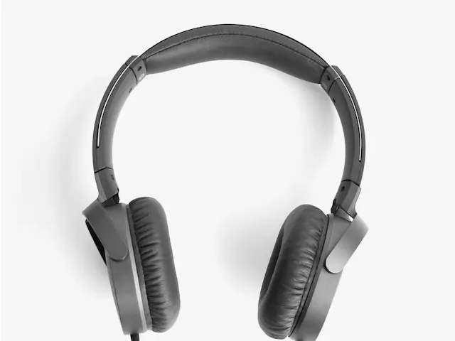 Студийные полноразмерные наушники Sony WH-1000XM5